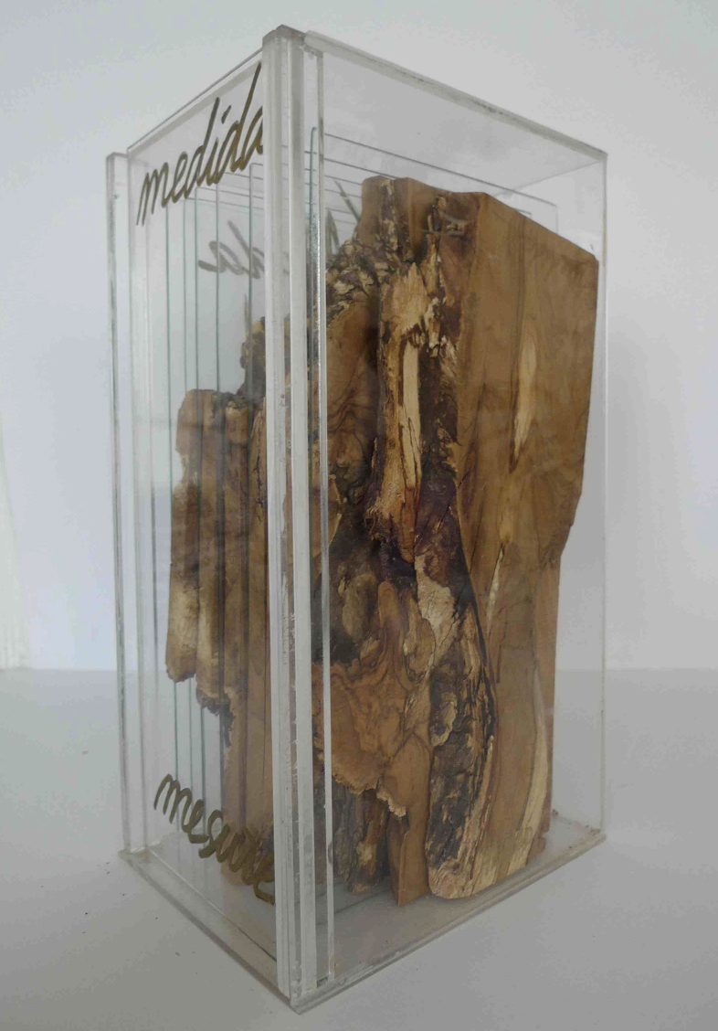 "MEDIDA/MESURE", 1980. Artist's book. Three-dimensional piece. 26,5 x 15 x 12 cm.