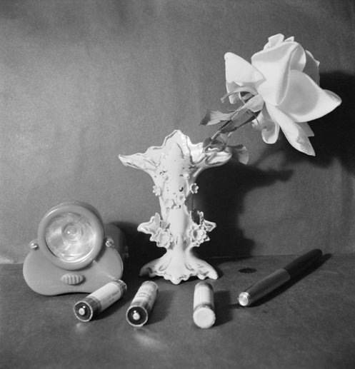 Pilas y flor. Ca. 1950. 18, 6 x 18 cm. Ed. 1/5.