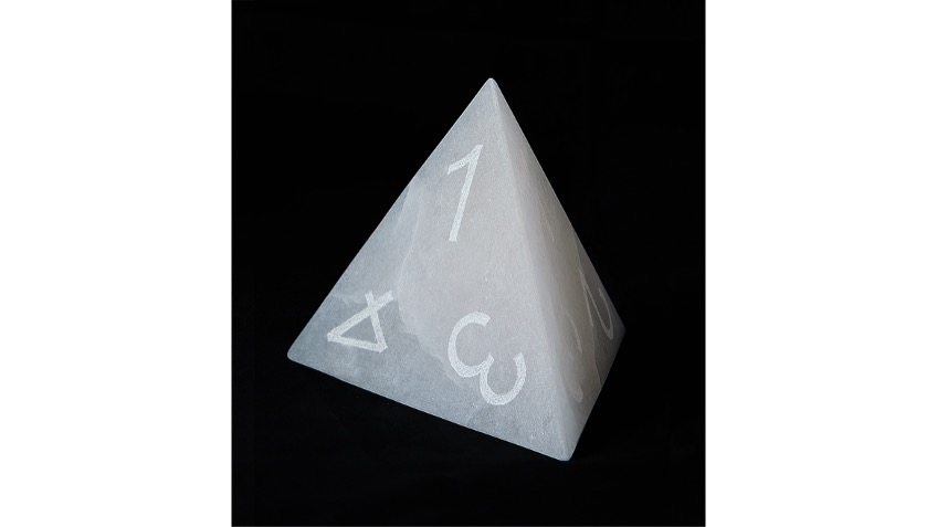 "Las nubes (Tetraedro)", 2023. 15,5x17,5x17,5cm.