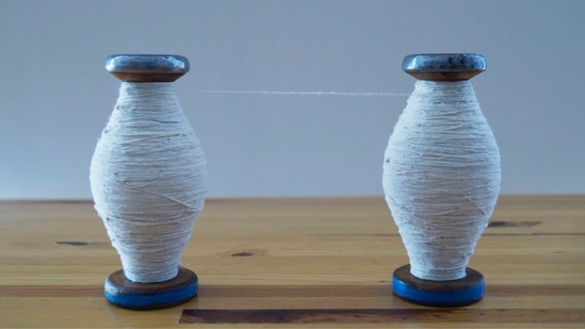 "Fibras", 2014. Dos carretes de madera y metal e hilo de algodón. 15 x 6 x 100 cm.