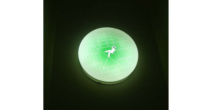 José Iges & Concha Jerez. "EL ARTISTA FUNÁMBULO. CAJA DE LUZ 4", 2002. 80 x 80 x 12 cm.