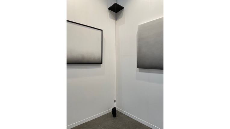 Luis Felipe Ortega. "Untitled (praise of silence)", 2022. Lacquered wood, cotton thread, plumb bob, rod and stone. 220 x 30 x 30 cm