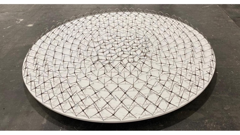 Gina Arizpe. "Temporary Employment (The Trap)", 2022. Installation. Metallic stars. Diameter: 180 cm
