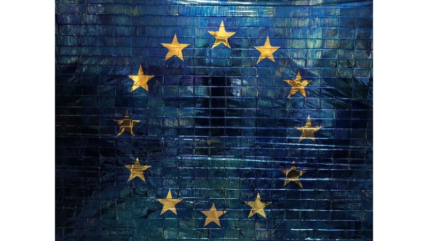 Ramón Mateos, "Fortaleza europea", 2017, manta térmica y tinta.