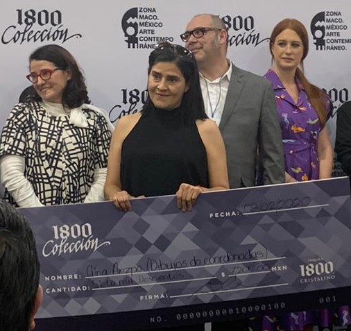 Gina Arizpe recibiendo el Primer Premio Tequila 1800 Colección.