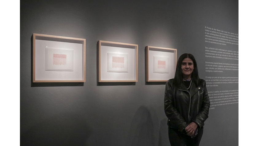 Gina Arizpe junto a su obra premiada, de la serie "Nombres y Coordenadas", 2020. Tinta sobre papel.