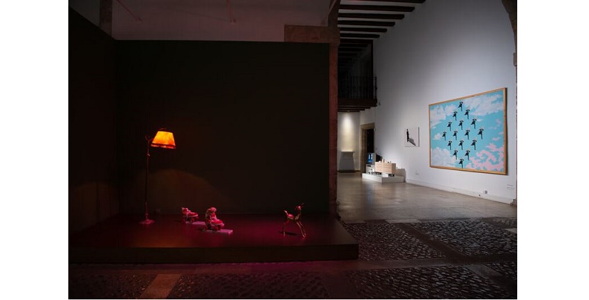 Vista de la instalación "El sueño de Bambi" (1995) de Carlos Pazos en la exposición "Epílogo a la siesta de un fauno". Museo de Teruel.