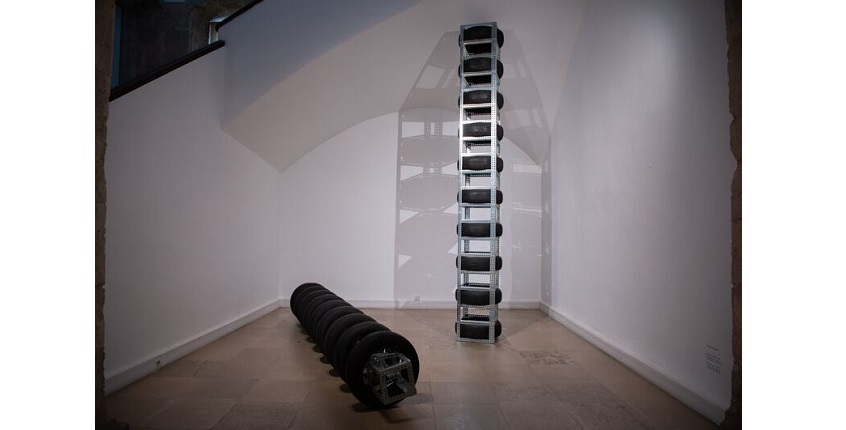 Installation view of "Decuple esclava" and "Nonuple móvil" (1991) by Antoni Abad in the exhibition "Epílogo a la siesta de un fauno". Teruel Museum.