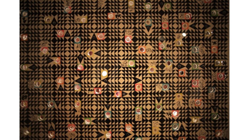 Detalle de "Gráfica de transición", 2018, de Antonio de la Rosa en la exposición "Arquetipos para una nueva mitología pagana" en Galería Freijo en 2020. Tinta sobre papel y LSD, 65 x 65 cm.
