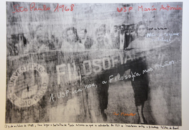 "USP, SP, 1968". De la serie "1968: El fuego de las ideas", 2014-2018. Fotografía de archivo blanco y negro © Marcelo Brodsky 2002, intervenida con textos a mano por Marcelo Brodsky, 2014. Impresión con tintas de pigmentos duros sobre papel Hahnemühle. 60 x 90 cm. Monotipo. Ed. 7