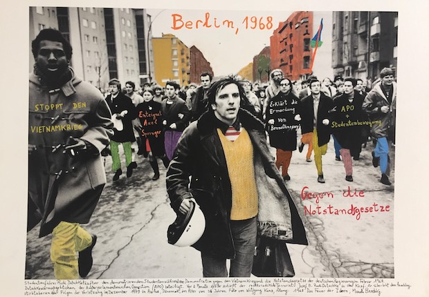 "Berlín, 1968". De la serie "1968: El fuego de las ideas", 2017. Fotografía de archivo blanco y negro © Wolfgang Kunz, 1968, intervenida con textos a mano por el artista. Impresión con tintas de pigmentos duros sobre papel Hahnemühle. 60 x 90 cm. Monotipo. Ed. 7