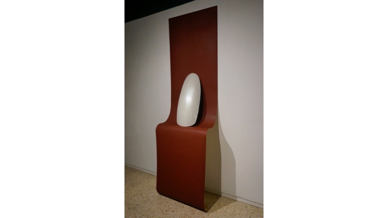"Un solo dedo", 1998. Metacrilato y papel de lija. 234 x 70 x 22 cm. Pieza única. Cortesía Estrany-de la Mota