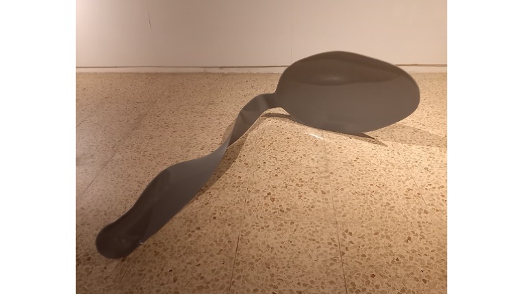 "Buscando vicio y sin dinero", 2000. Metacrilato. 55 x 98 x 155 cm. Pieza única. Cortesía Estrany-de la Mota