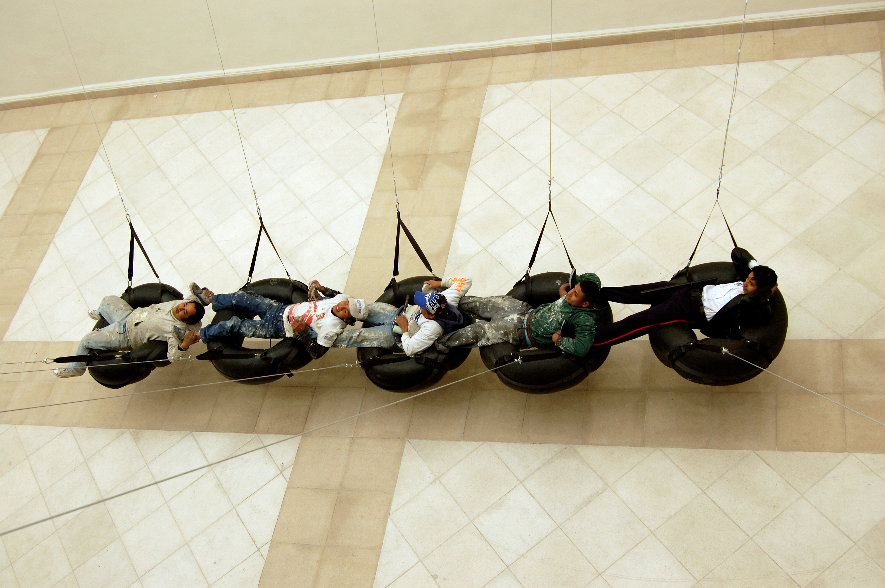 "Columpio", 2007

Instalación, cinco cámaras de llanta de tráiler montadas desde el techo con arneses y cables de acero.
Cortesía MARCO