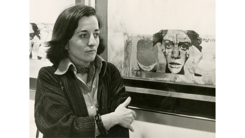 Fotografía de archivo de Marisa González junto a su serie "Violencia Mujer".