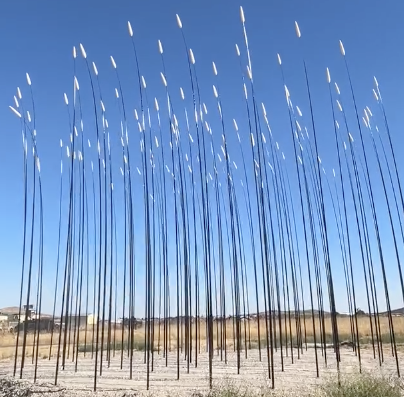 "¿Y si miraste, amigo, el trigo era candeal o trechel?" 2025. Fibra de vidrio y plástico reciclado. 12 × 12 × 7 m.