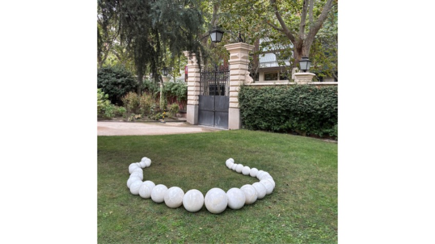 Monique Bastiaans " Lunes, miércoles y por las noches" (2007). Alabastro y cable de acero - 3 x 2,5 x 0,4 m. Museo Lázaro Galdiano
