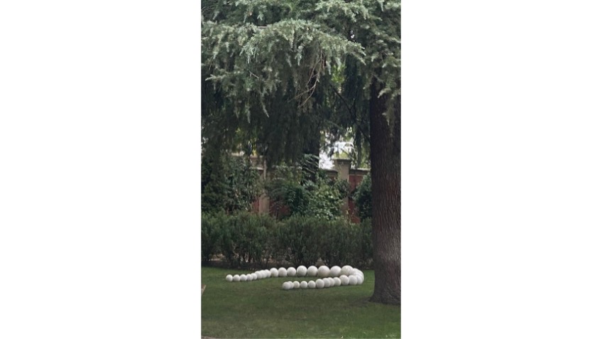 Monique Bastiaans " Lunes, miércoles y por las noches" (2007). Alabastro y cable de acero - 3 x 2,5 x 0,4 m. Museo Lázaro Galdiano